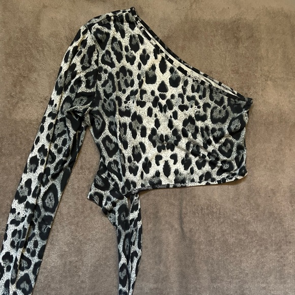 one shoulder cropped shirt - Picture 2 of 2